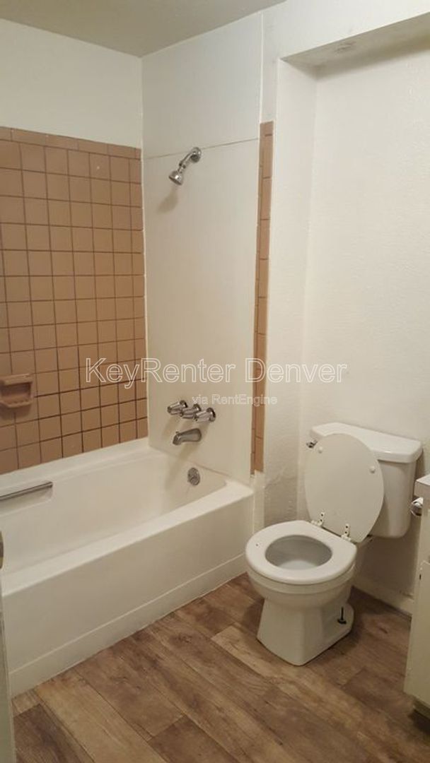 Building Photo - 1118 6th St