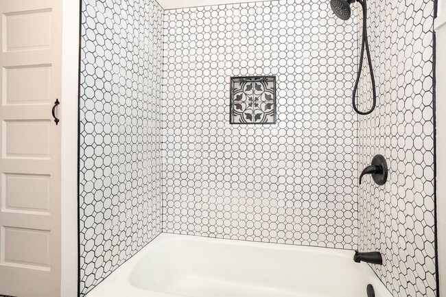 Building Photo - A charming home located in the heart of the Garden District for Rent