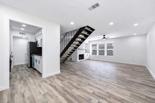 Building Photo - 5532 Beverly Hill St