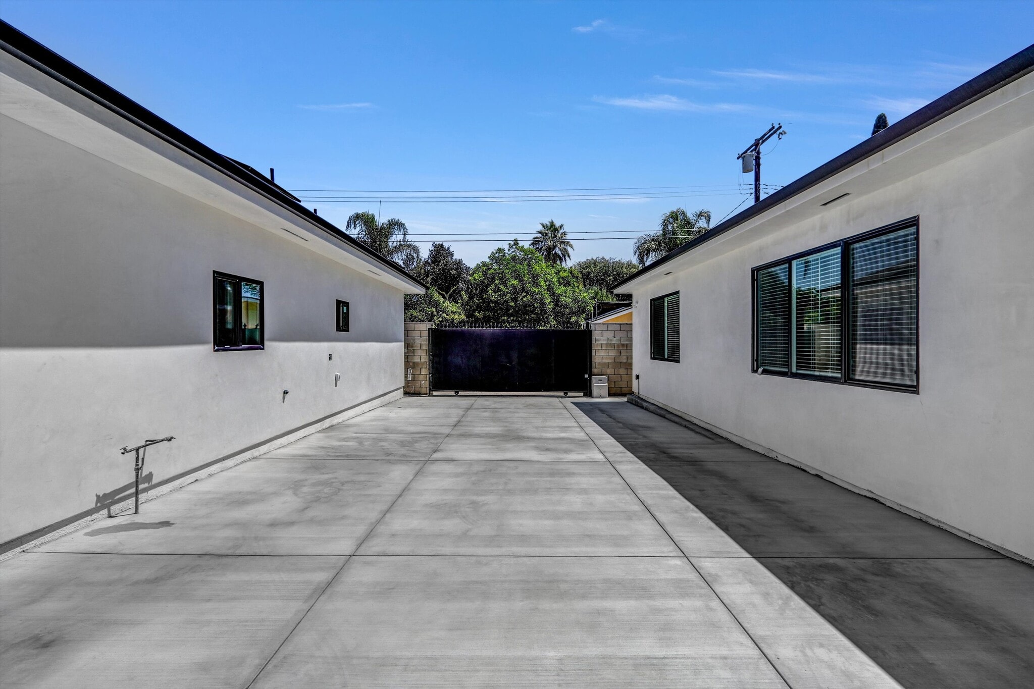 Building Photo - 9998 Louise Ave