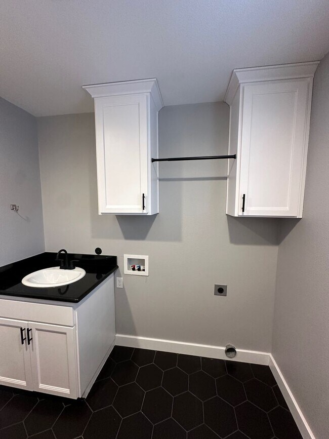 Building Photo - 4 Bedroom House Available in Hammond!