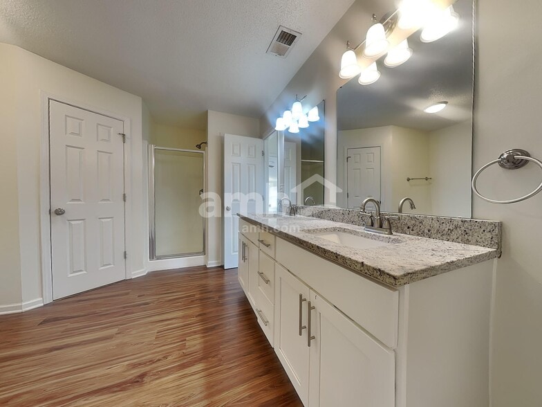 Building Photo - 2605 Hunters Pointe Dr