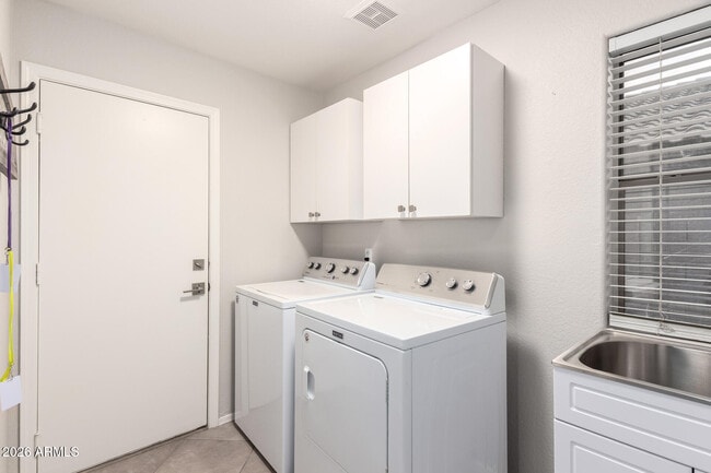 Building Photo - 9696 E Sheena Dr