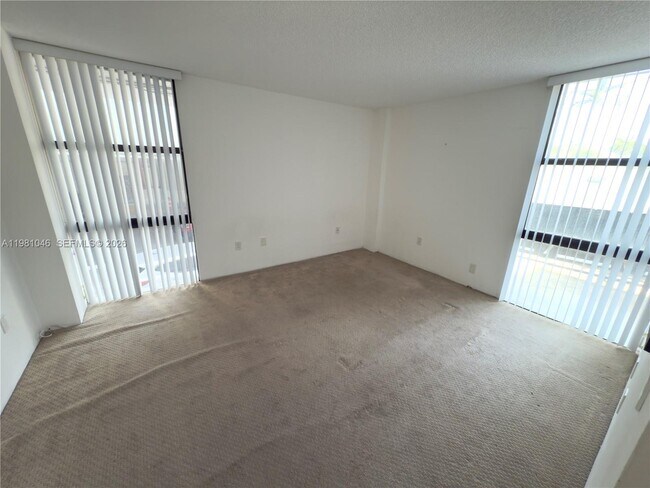 Building Photo - 3675 N Country Club Dr