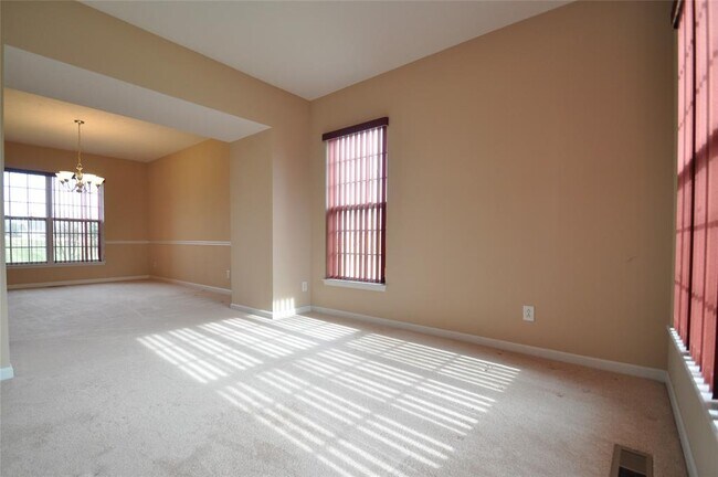 Building Photo - 2556 Diamond Lake Dr