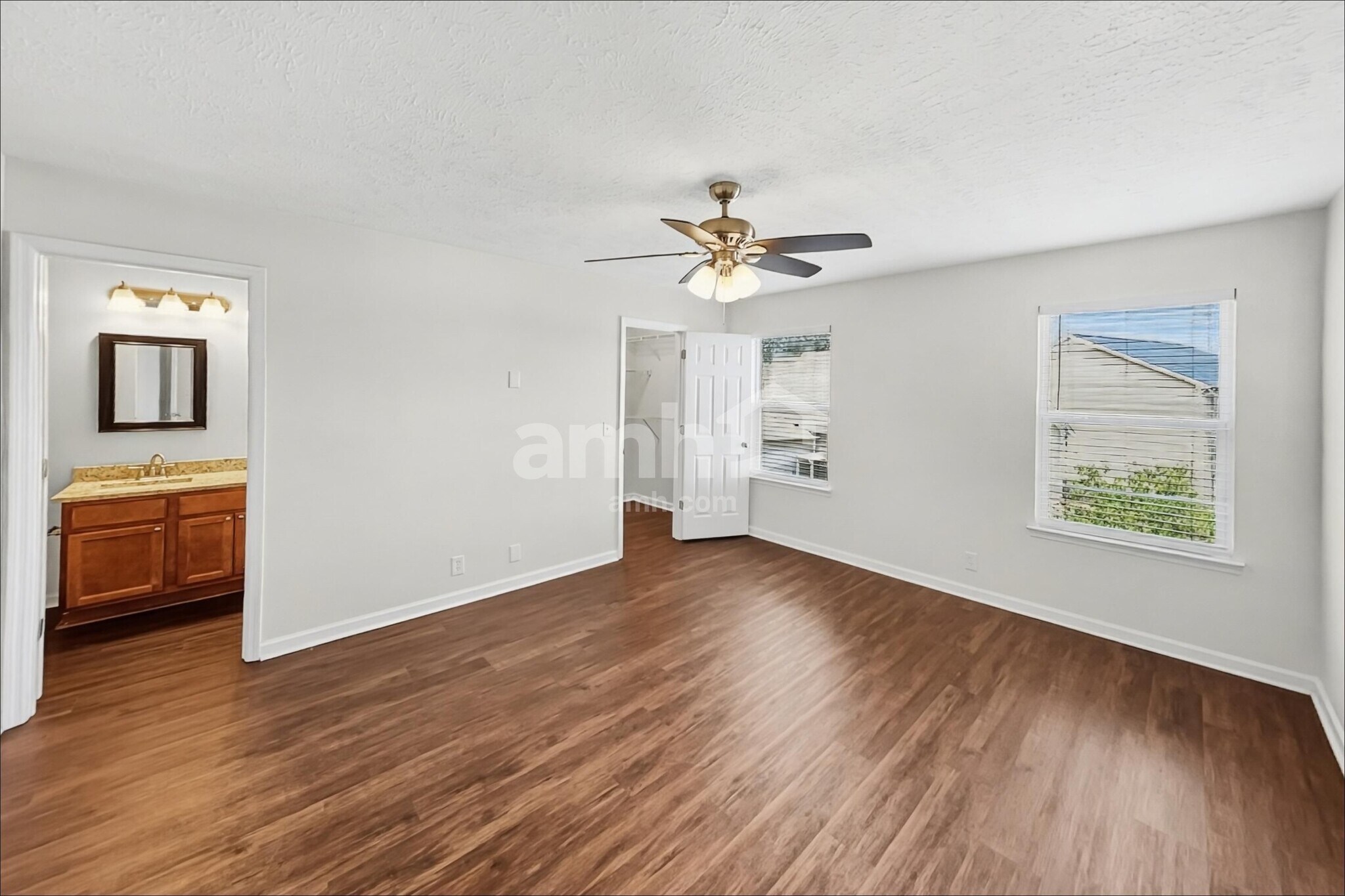 Building Photo - 305 School House Ct
