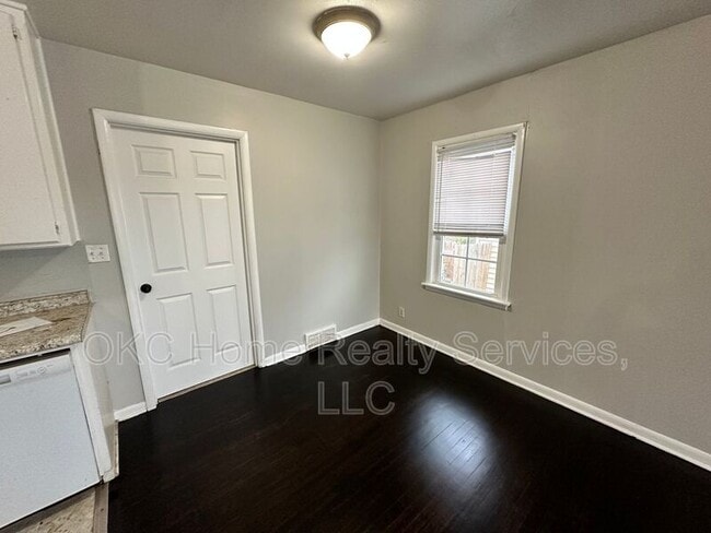 Building Photo - 3117 N Lindsay Ave