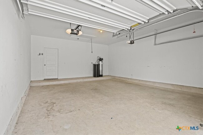 Building Photo - 1921 Creek Ridge St