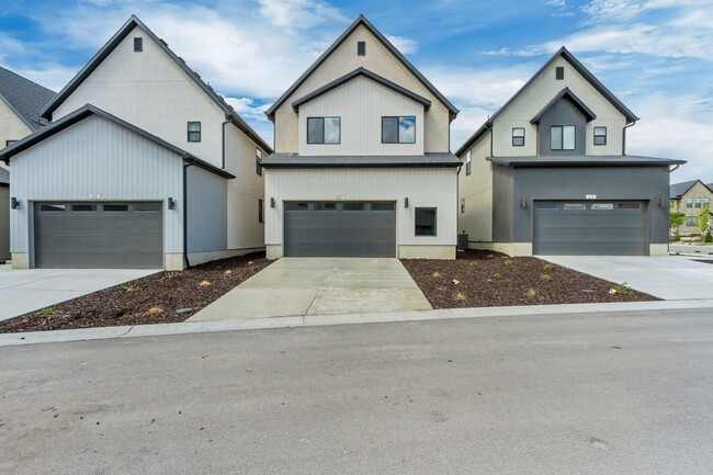 Building Photo - 4 Bedroom 3 Bathroom Home in Eagle Mountain!