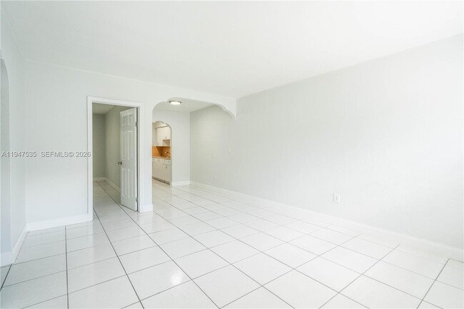 Building Photo - 7829 Carlyle Ave