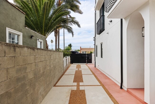 Building Photo - Bright and Spacious Newly Renovated Townhome | 5 Bedroom | 5 Bathroom | Parking Included