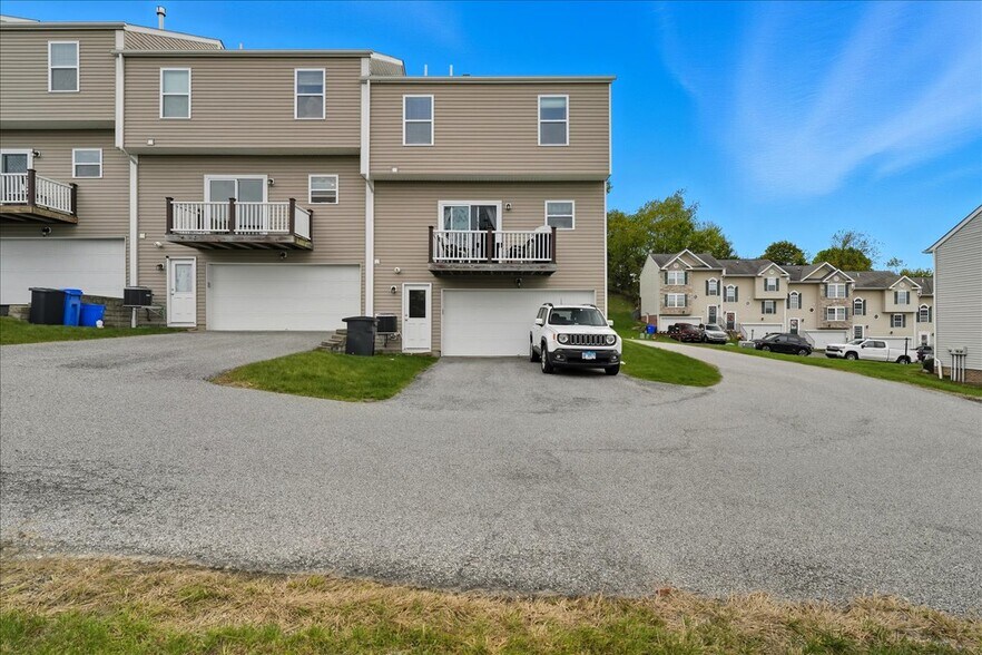 Building Photo - 1501 Canterbury Dr