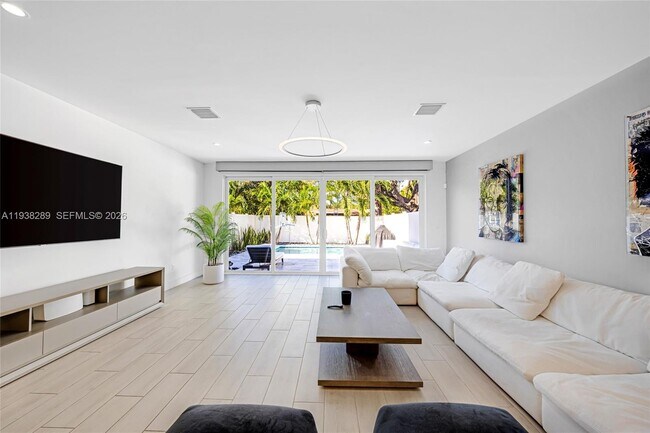 Building Photo - 817 NE 17th Way