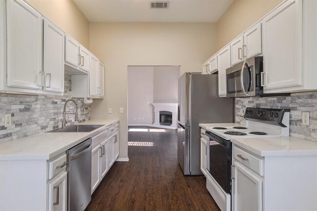 Building Photo - 1019 Leeds Castle Walk