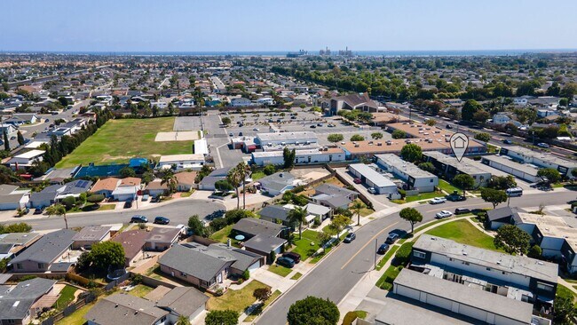 Building Photo - Charming 2-Bedroom Townhouse for Rent in Huntington Beach!