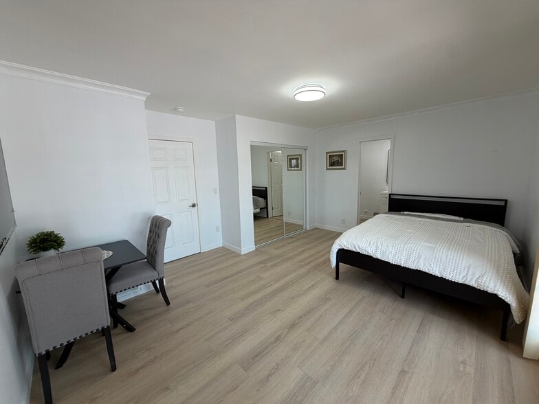 Building Photo - 9660 Vanalden Ave