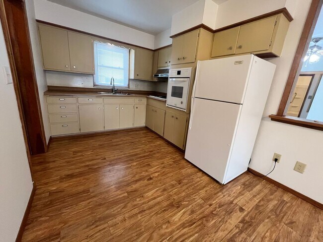 Building Photo - 2 Bed East Side Ranch with Partly Finished Basement!