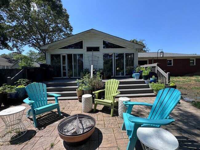 Building Photo - Lakefront Great Neck Home! 4/2.5 brick ranch in lovely Southern Point
