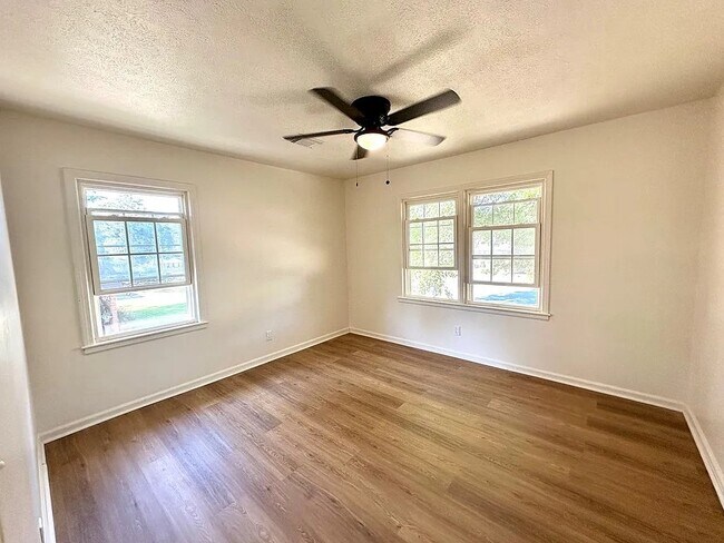 Building Photo - 352 Henson Dr