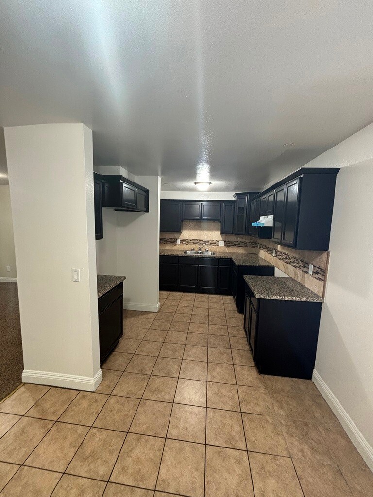 Building Photo - 836 W 76th St