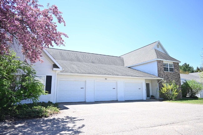 Building Photo - 1421 River View Ave