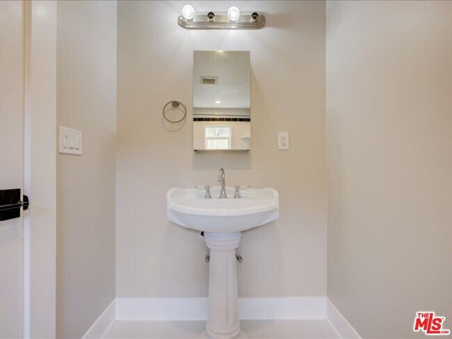 Building Photo - 400 N Avenue 66