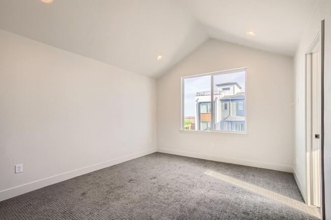 Building Photo - Stylish 3 bed/4 bath Town Home