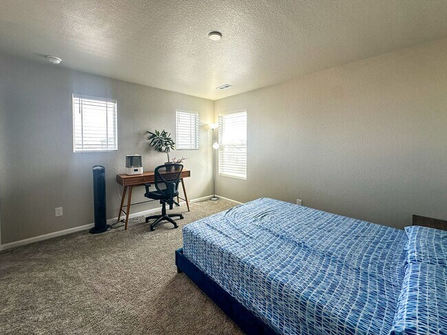 Building Photo - Almost Brand New Meadowlark 4bd 3.5ba home