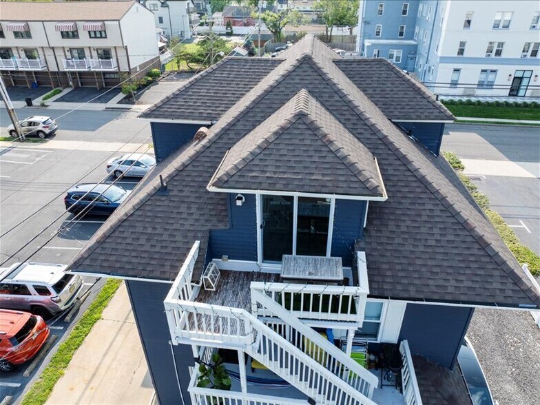 Building Photo - 606 Beach Ave