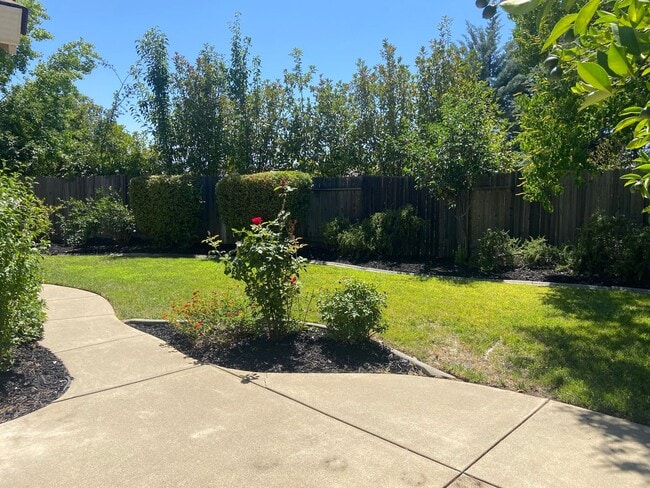 Building Photo - Prarie Oaks 3 Bdrm, 2 bath