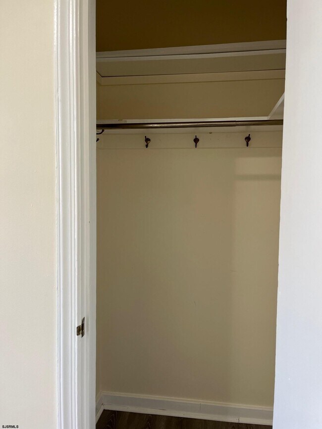 Building Photo - 16 N Sacramento Ave