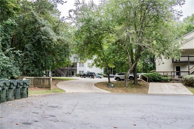 Building Photo - 1600 Oakpoint Dr SW