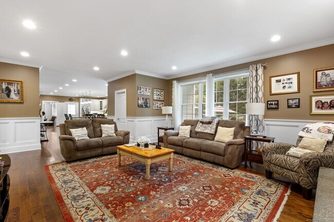 Building Photo - 354 Oaklawn Ave
