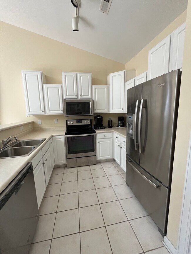 Building Photo - Discover this well-appointed 3-bedroom plus bonus room , 2-bath home in Carleton Place
