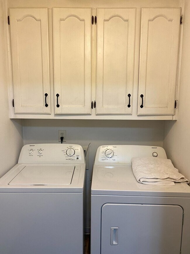 Building Photo - Stunning 2 bed, 2.5 bath townhouse just off the Oconee Connector
