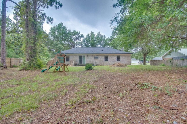 Building Photo - Navarre 3BR/2BA Home Near Beaches & Hurlburt Field with Updated Kitchen, Split Floor Plan & Spaci...