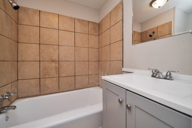 Building Photo - Super Cute Super Clean Priced to move fast!!!