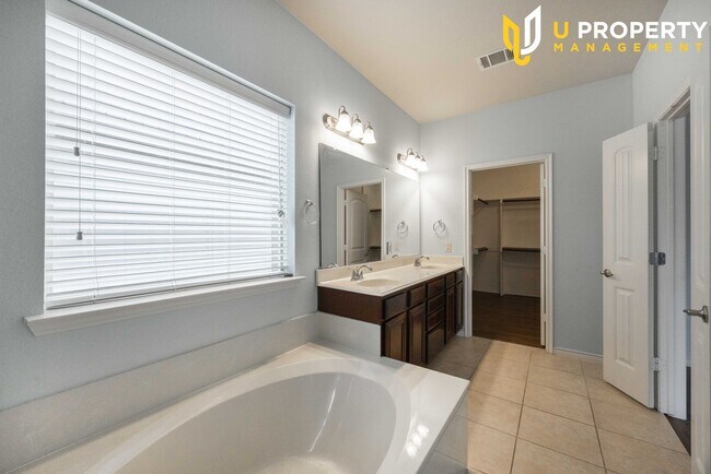 Building Photo - LUXURY TOWNHOME IN CRAIG RANCH COMMUNITY