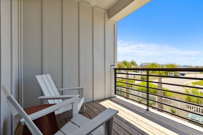 Building Photo - NEW HIGH END OFF-SEASON RENTAL NOW AVAILABLE