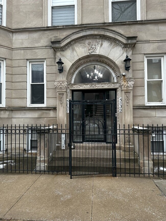 Building Photo - 5837 S Calumet Ave