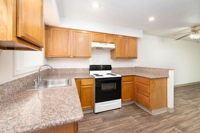 Building Photo - 2 bedroom unit close to downtown Gresham!!