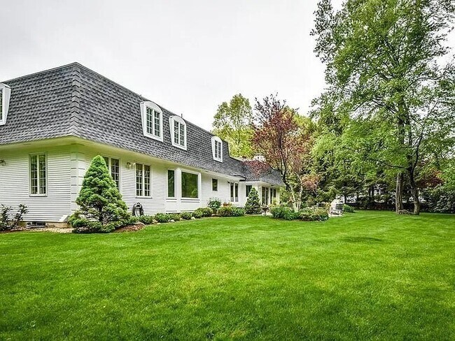 Building Photo - 16 Munnings Dr