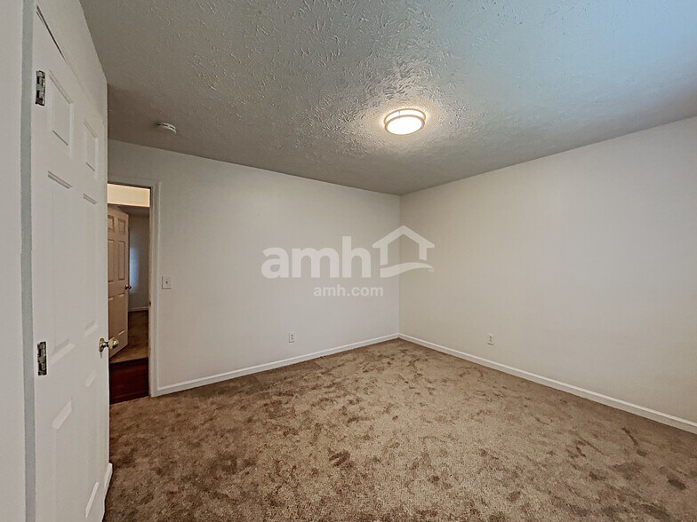 Building Photo - 200 Priest View Dr