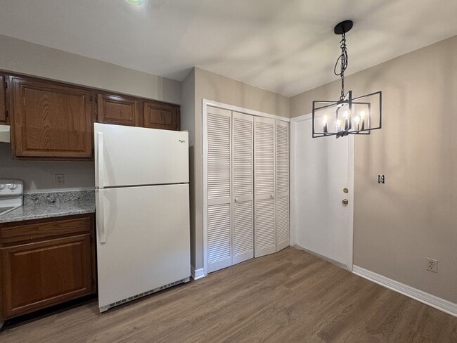 Building Photo - Beautiful 2/2 Townhouse with one car garag...