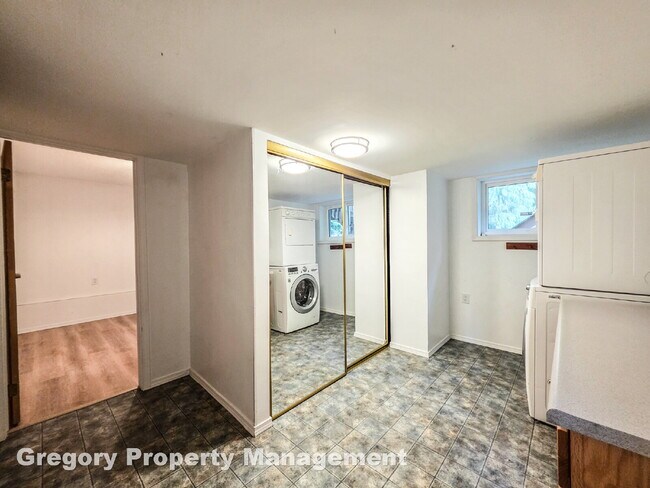 Building Photo - !! $3500 for 18 month lease !!  Private La...