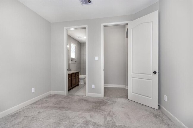 Building Photo - 22419 Banewood Dr