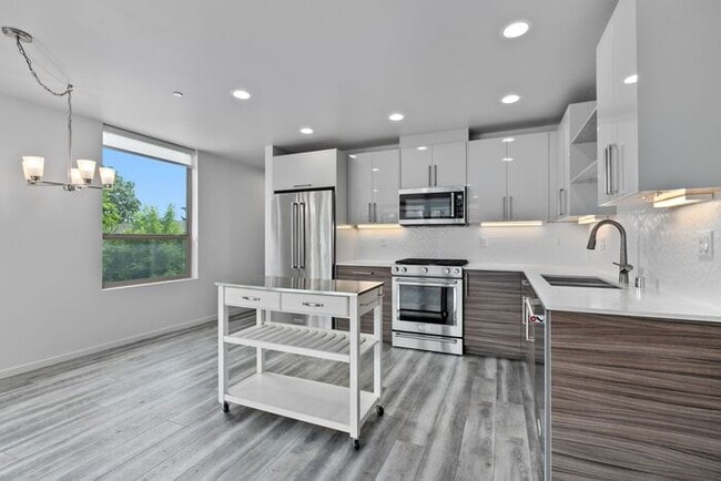 Building Photo - Stunning Ultra-Modern Capitol Hill View Home with Air Conditioning