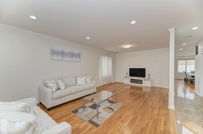 Building Photo - 4544 N Oriole Ave