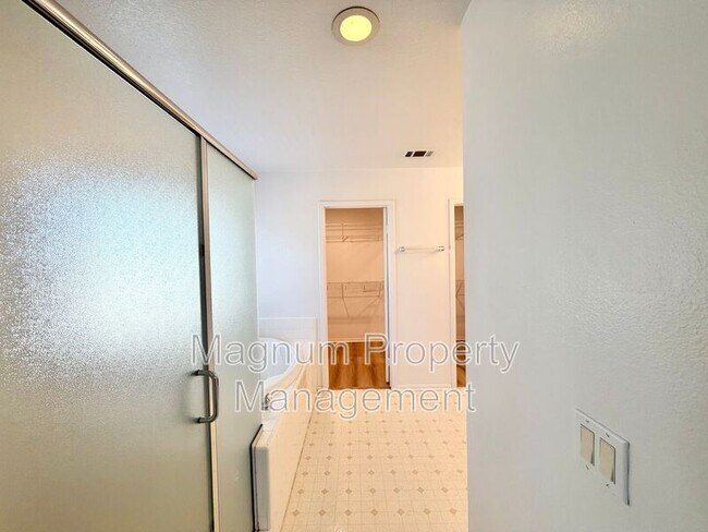 Building Photo - 29751 Maxmillian Ave