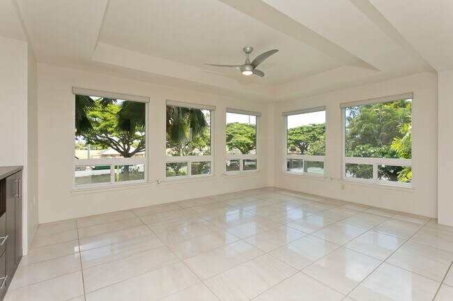 Building Photo - Wonderfully located - Three bedroom two ba...